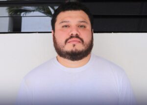 Conductor acusado de provocar accidente mientras huía de la policía seguirá en prisión